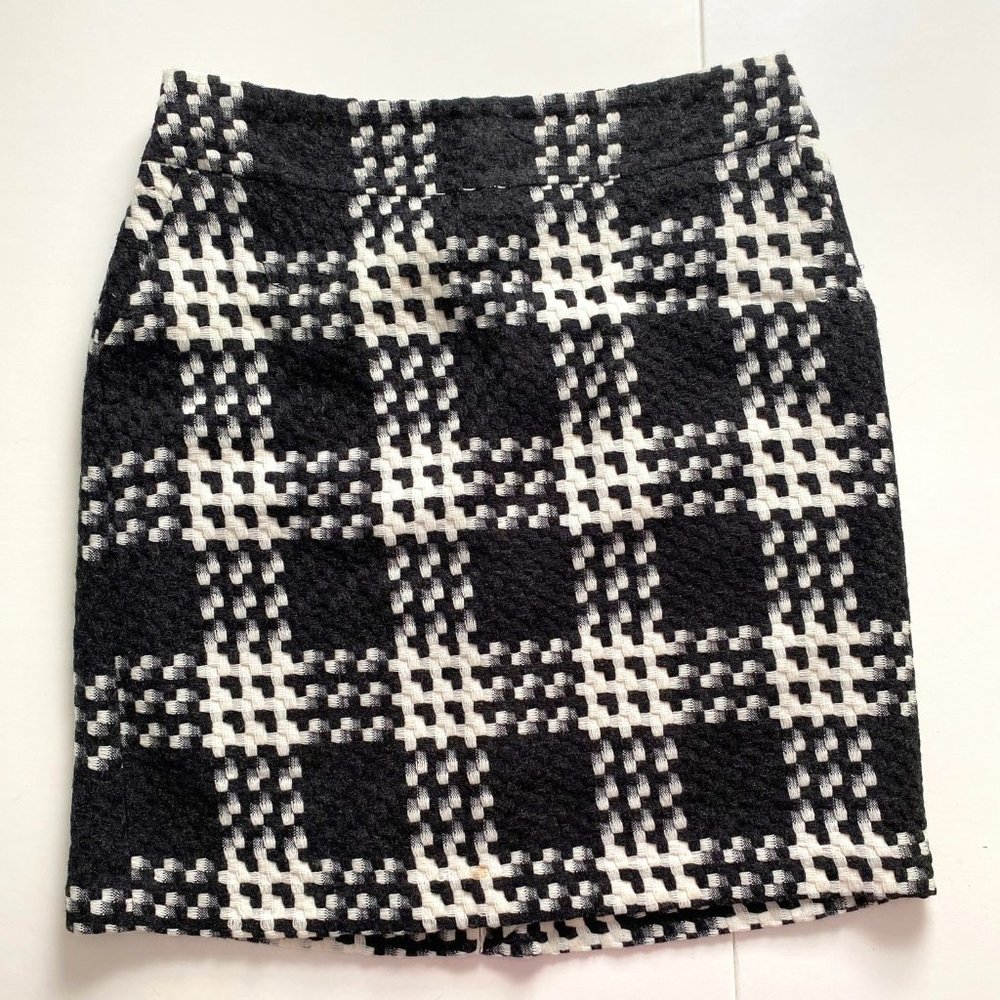 Stylish black and white woven skirt